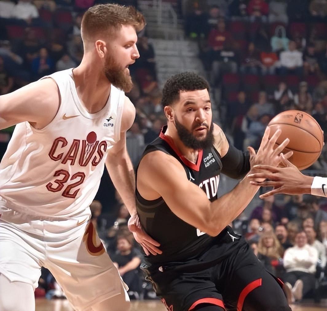 赛场上一位球员传球精准，助攻得分