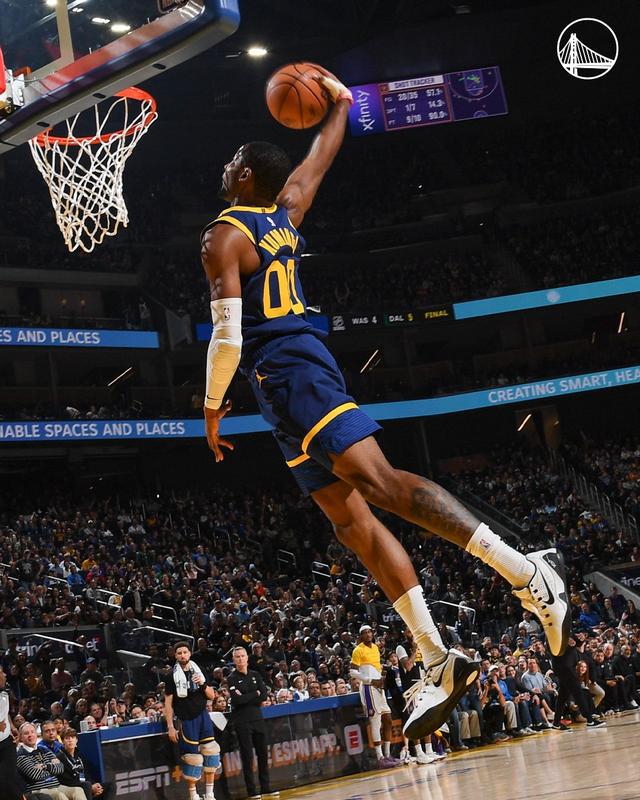 詹姆斯惊艳全场，威金斯助攻爆棚，助攻爆棚逆转取胜！