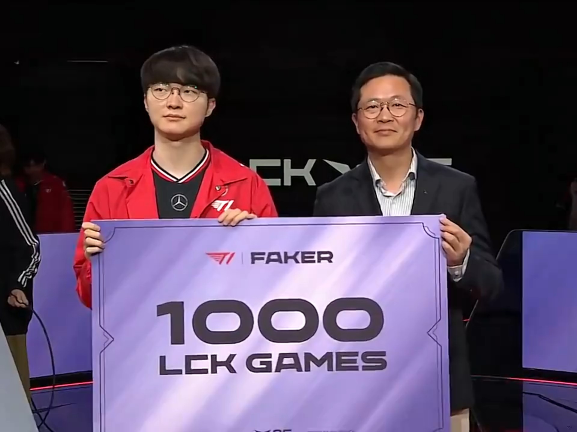 包含Faker赛事官方发布突破纪录新规，TES争议不断！的词条